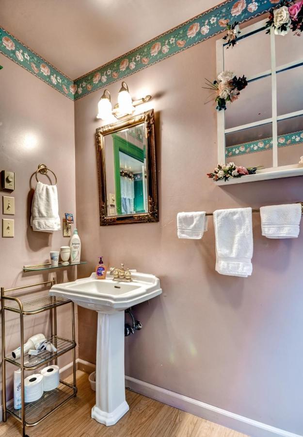 Astoria Painted Lady Historic Apt With River View! Luaran gambar