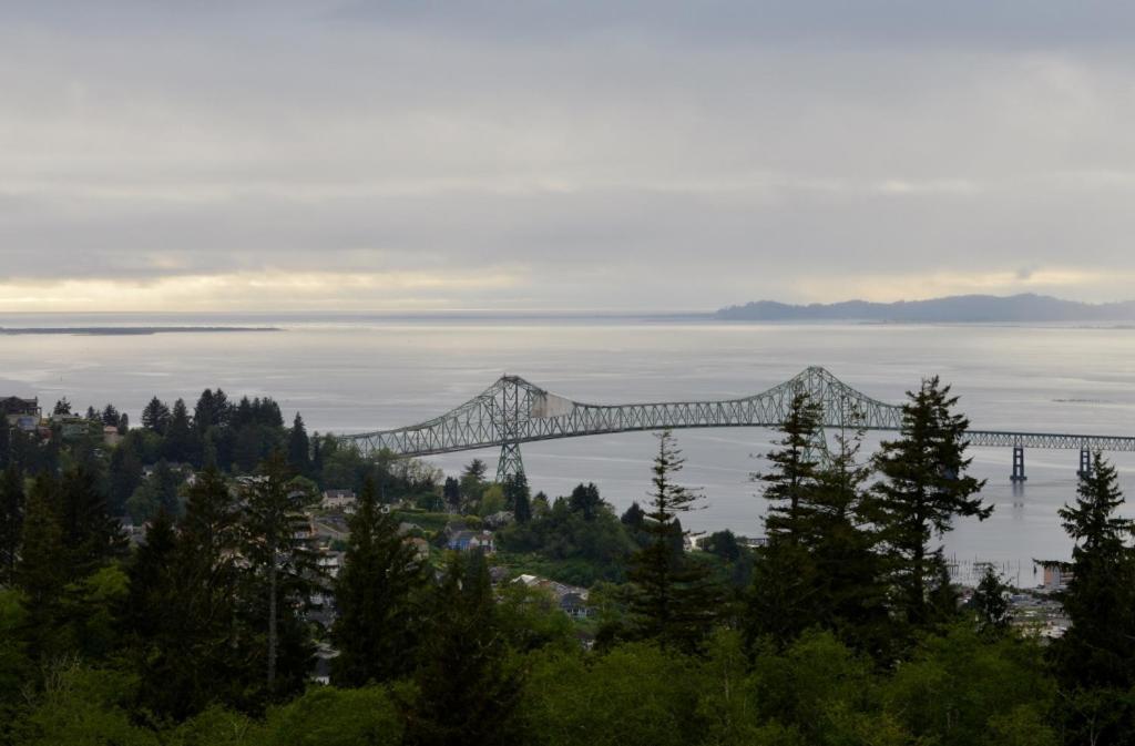 Astoria Painted Lady Historic Apt With River View! Luaran gambar