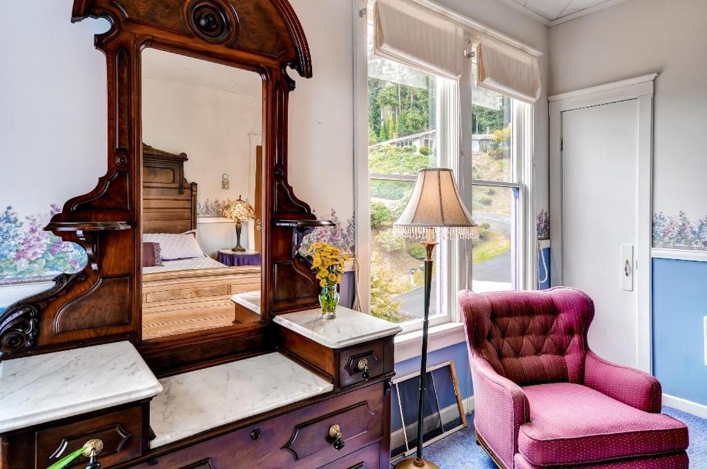 Astoria Painted Lady Historic Apt With River View! Luaran gambar